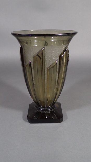 VERLYS. Vase de forme tulipe en verre teinté...