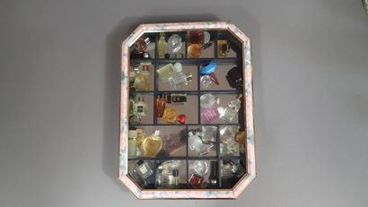 Lot de miniatures de parfums en vitrine dont...