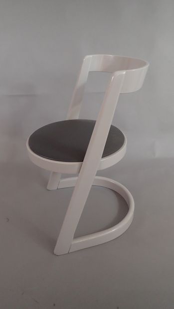 BAUMANN. Ensemble de six chaises, modèle...