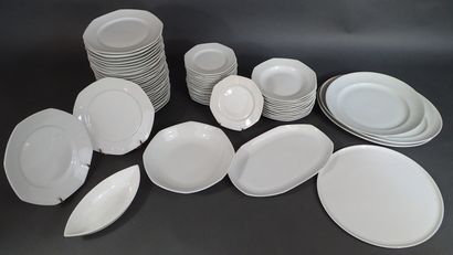 Partie de service de table en porcelaine...