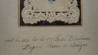Petit canivet en papier ajouré centré d'un...