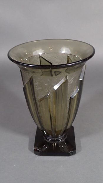 VERLYS. Vase de forme tulipe en verre teinté...
