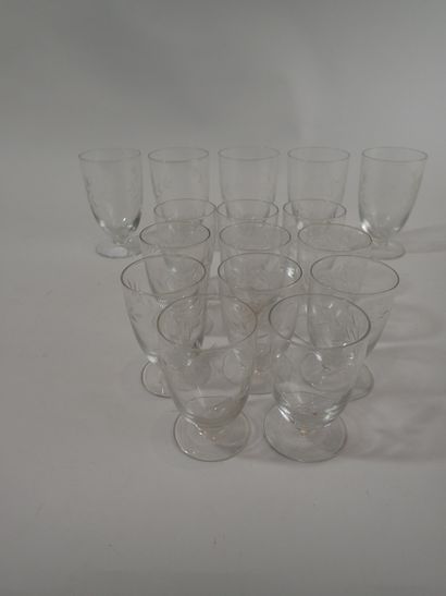 Partie de service de verres en verre à décor...