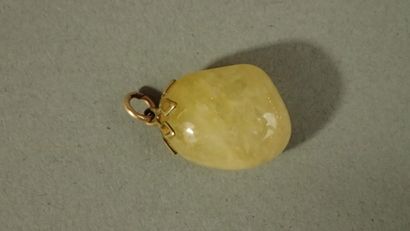 Ensemble comprenant : 
- une bague 