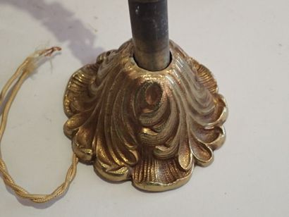 Petit lustre en bronze doré à quatre bras...