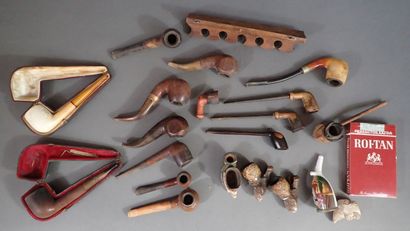 Lot de 20 pipes et un porte-pipes à cinq...