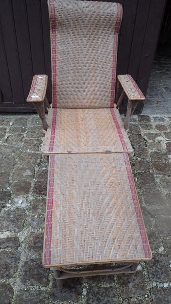 Chaise longue en rotin en partie teinté rouge,...