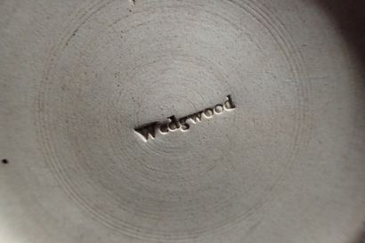 WEDGWOOD. Petit pot couvert en biscuit beige...