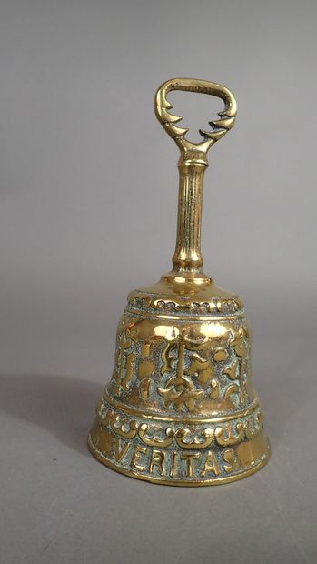 Cloche en bronze doré marquée 