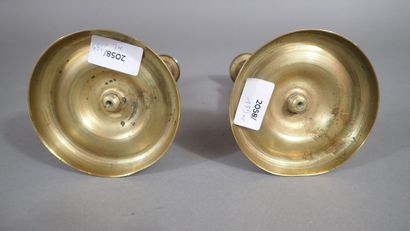 Paire de bougeoirs en laiton à décor torsadé...