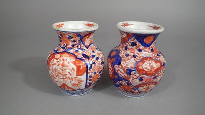 Suite de deux vases balustres côtelés en...