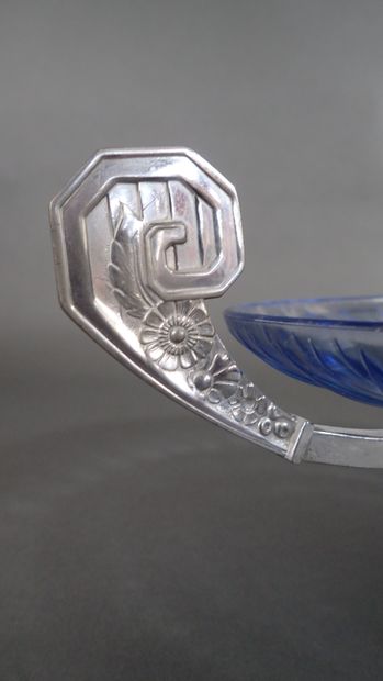 Grande coupe en verre moulé teinté bleu à...
