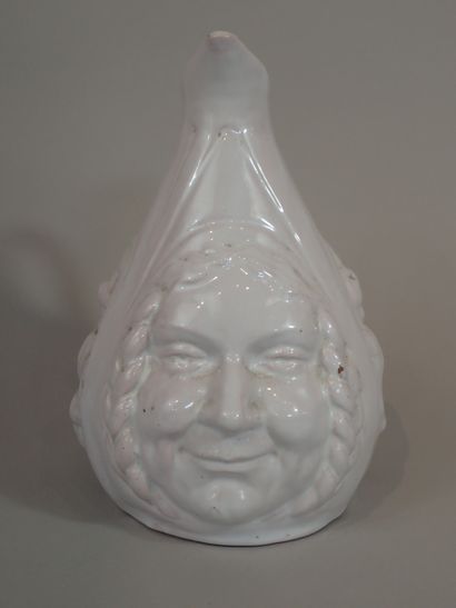 MALICORNE, attribué à. Pichet piriforme anthropomorphe...