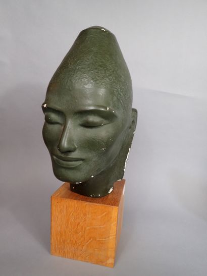 Tête de divinité asiatique en plâtre peint...