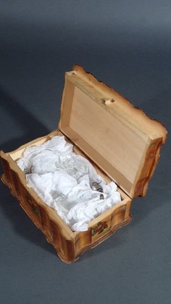 Mannette comprenant : 
- Lot de 11 figurines...