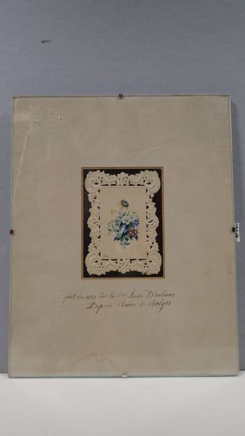 Petit canivet en papier ajouré centré d'un...