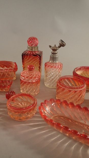 BACCARAT. Partie de garniture de toilette,...