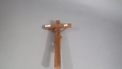 Ensemble de deux crucifix en bois sculpté....