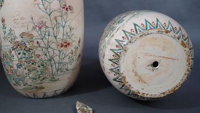 Paire de vases en porcelaine à décor polychrome...