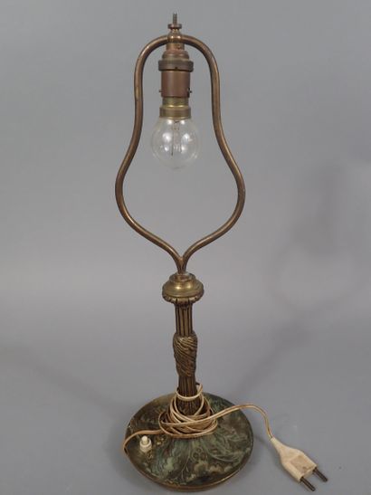 Deux pieds de lampe. Un en bronze ciselé...