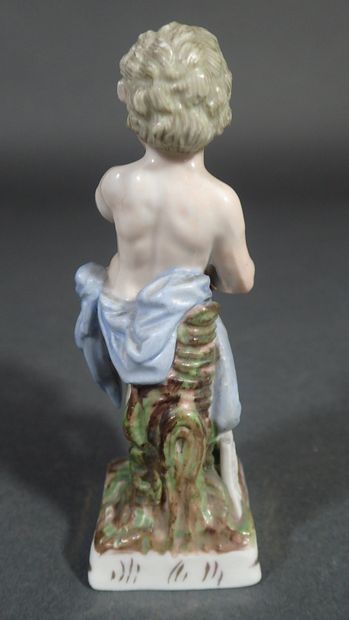 SAXE. Petit sujet en porcelaine polychrome...