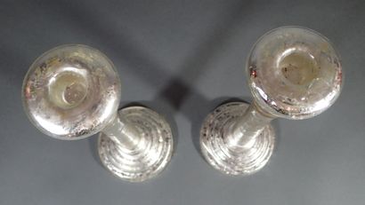 Paire de grands bougeoirs en verre églomisé,...