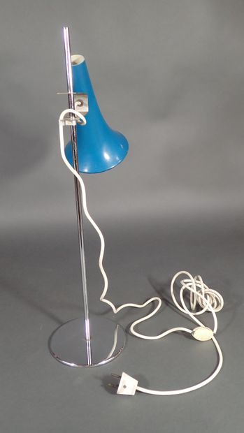 Lampe en métal chromé, l'abat-jour de forme...
