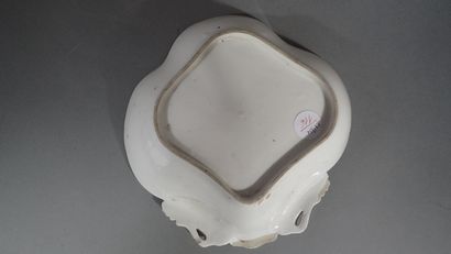 Grand ravier coquille en porcelaine polychrome...