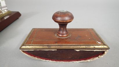 Nécessaire de bureau en acajou à décor de...