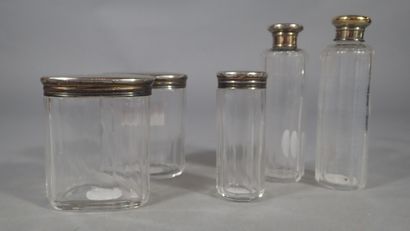 Ensemble de cinq flacons de toilette en verre...