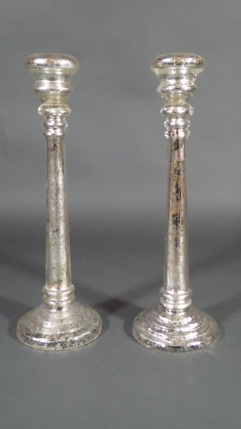 Paire de grands bougeoirs en verre églomisé,...