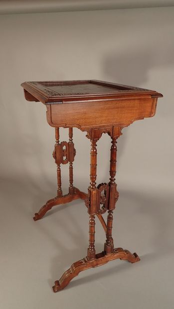 Table gigogne en noyer sculpté avec un plateau...