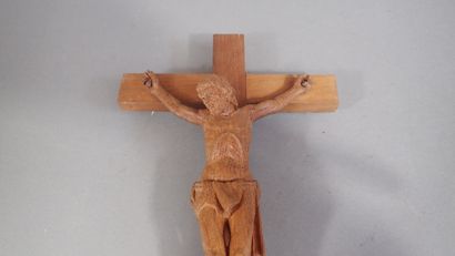 Ensemble de deux crucifix en bois sculpté....