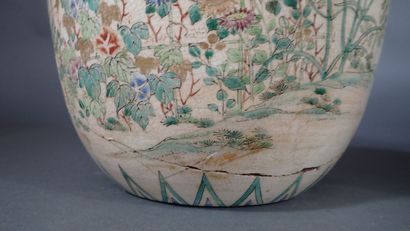 Paire de vases en porcelaine à décor polychrome...