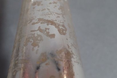 Paire de grands bougeoirs en verre églomisé,...