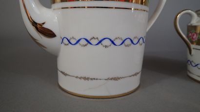 Ensemble d'un service en porcelaine polychrome...