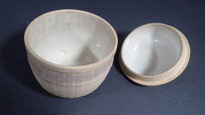 WEDGWOOD. Petit pot couvert en biscuit beige...