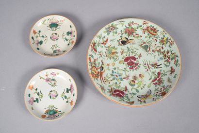 Paire de petites assiettes à décor floral.
Chine,...