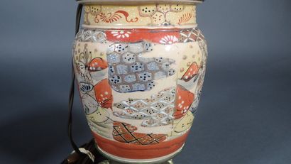 Paire de vases en porcelaine de Satsuma montés...