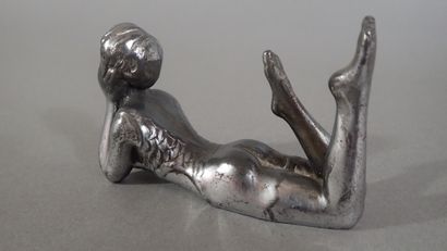 Femme allongée sur le ventre, pensive. Element...