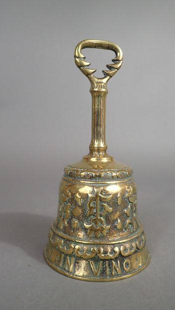 Cloche en bronze doré marquée 