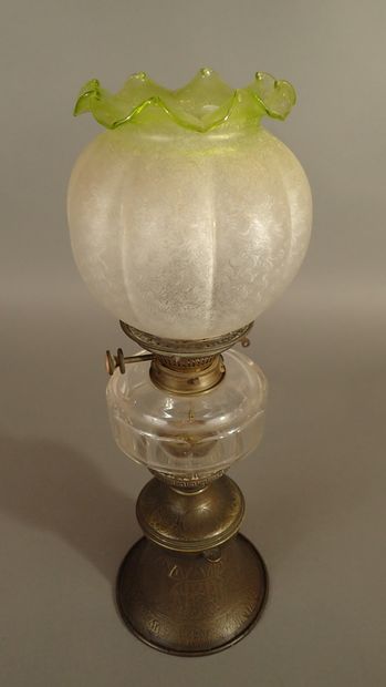 Grande lampe à pétrole avec son globe en...