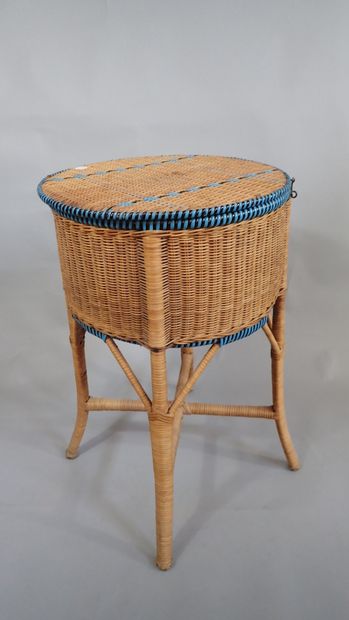 Panier à ouvrage de forme tambour reposant...