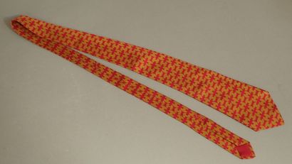 HERMES Paris. Cravate en soie à décor de...