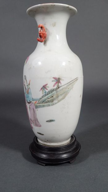 Vase balustre en porcelaine polychrome à...