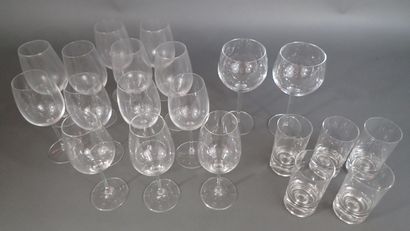 Lot de 20 verres comprenant : 11 verres à...
