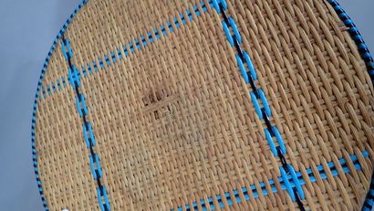 Panier à ouvrage de forme tambour reposant...