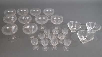 Lot de verres comprenant dix coupes à champagne...