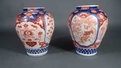 Paire de vases balustres en porcelaine imari...