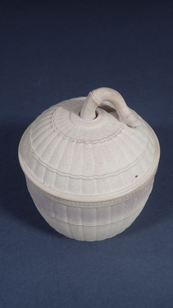 WEDGWOOD. Petit pot couvert en biscuit beige...